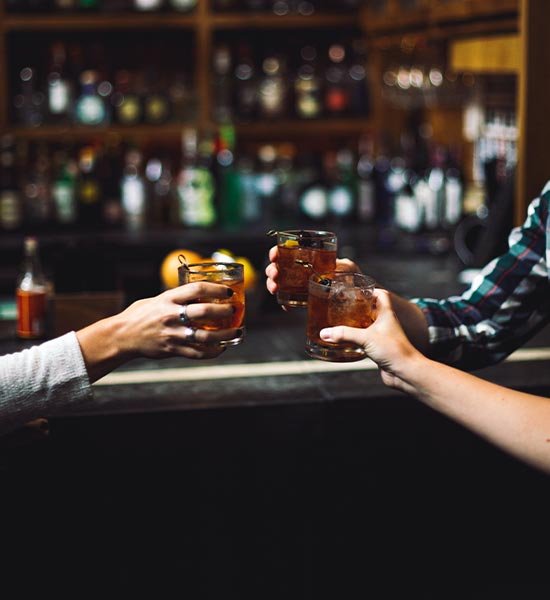 Fiesta-de-empresa-los-empleados-reciben-cocteles